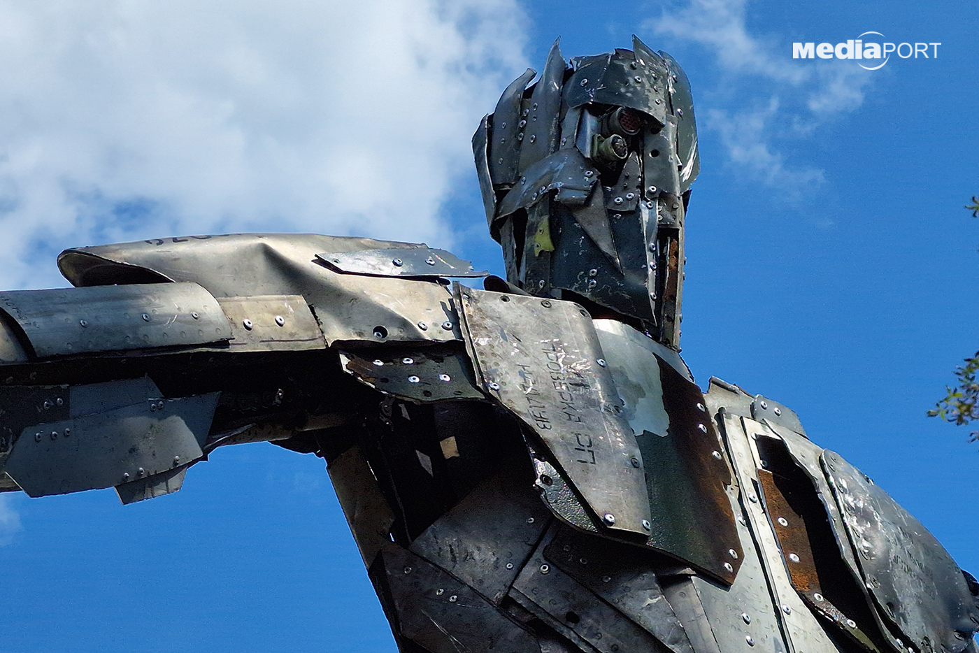 Скульптура з уламків ракет заввишки понад три метри