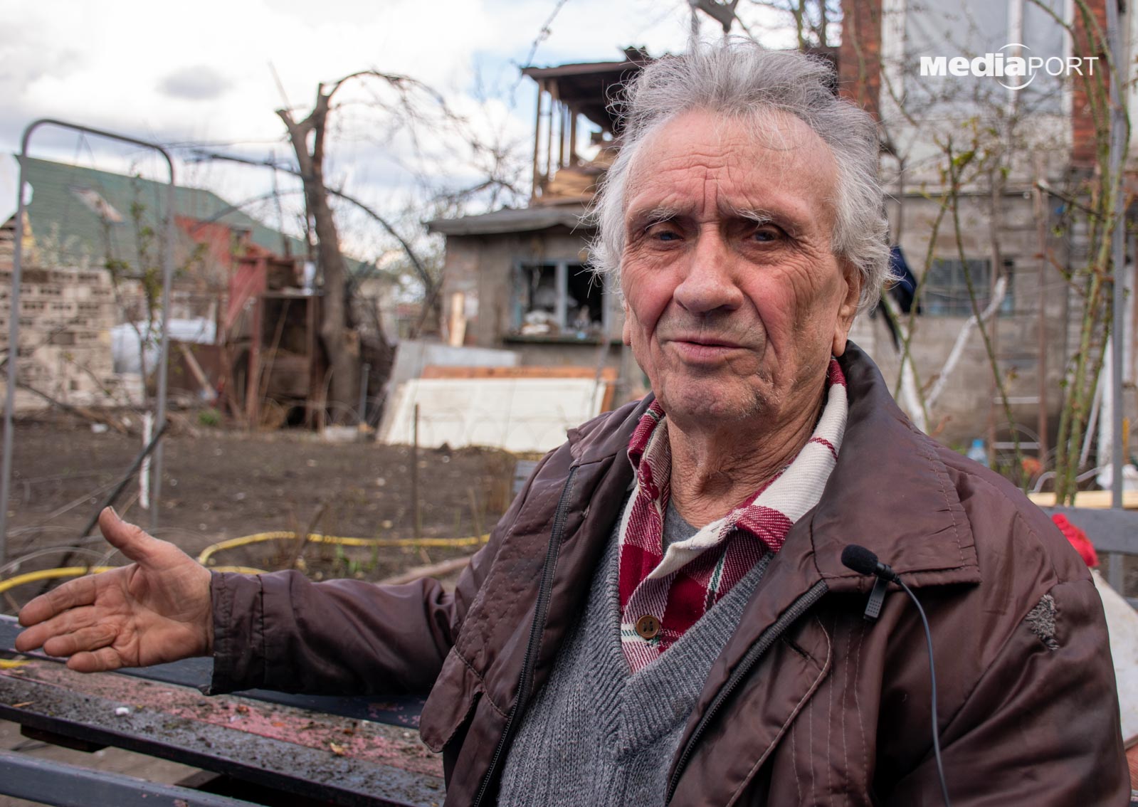 У момент удару Віктор Котляр читав у кімнаті книжку. Він вдячний усім, хто прийшов на допомогу сім'ї