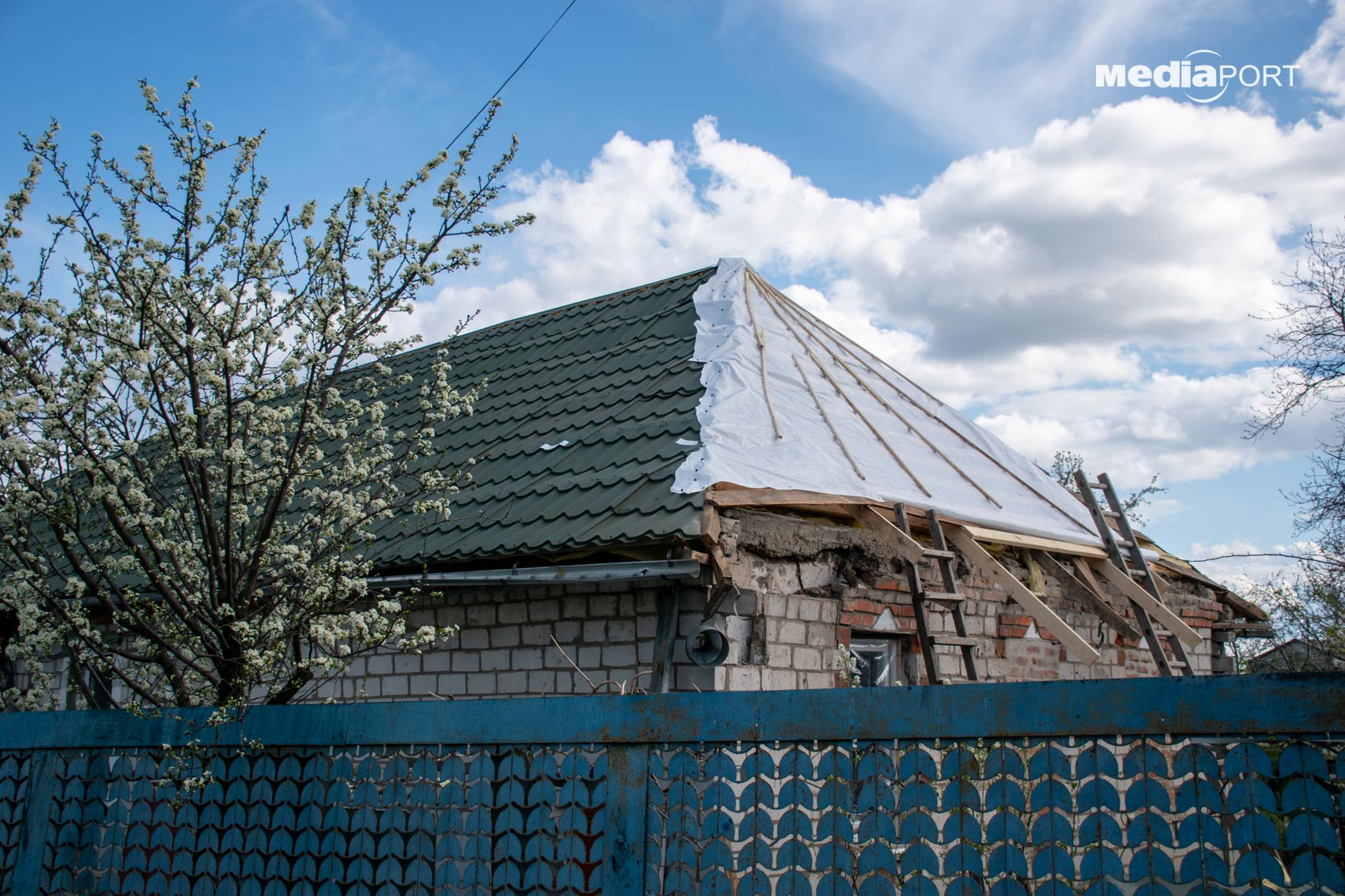 У будинку сусідів зірвало дах