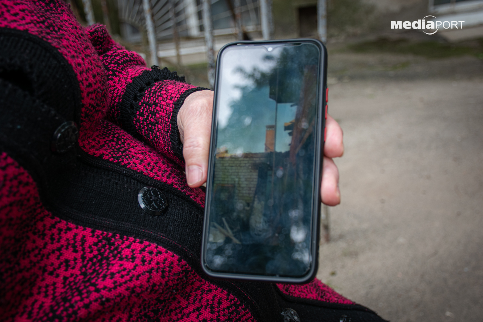Любов показує фрагмент відео з Бахмута: горить її будинок та гараж
