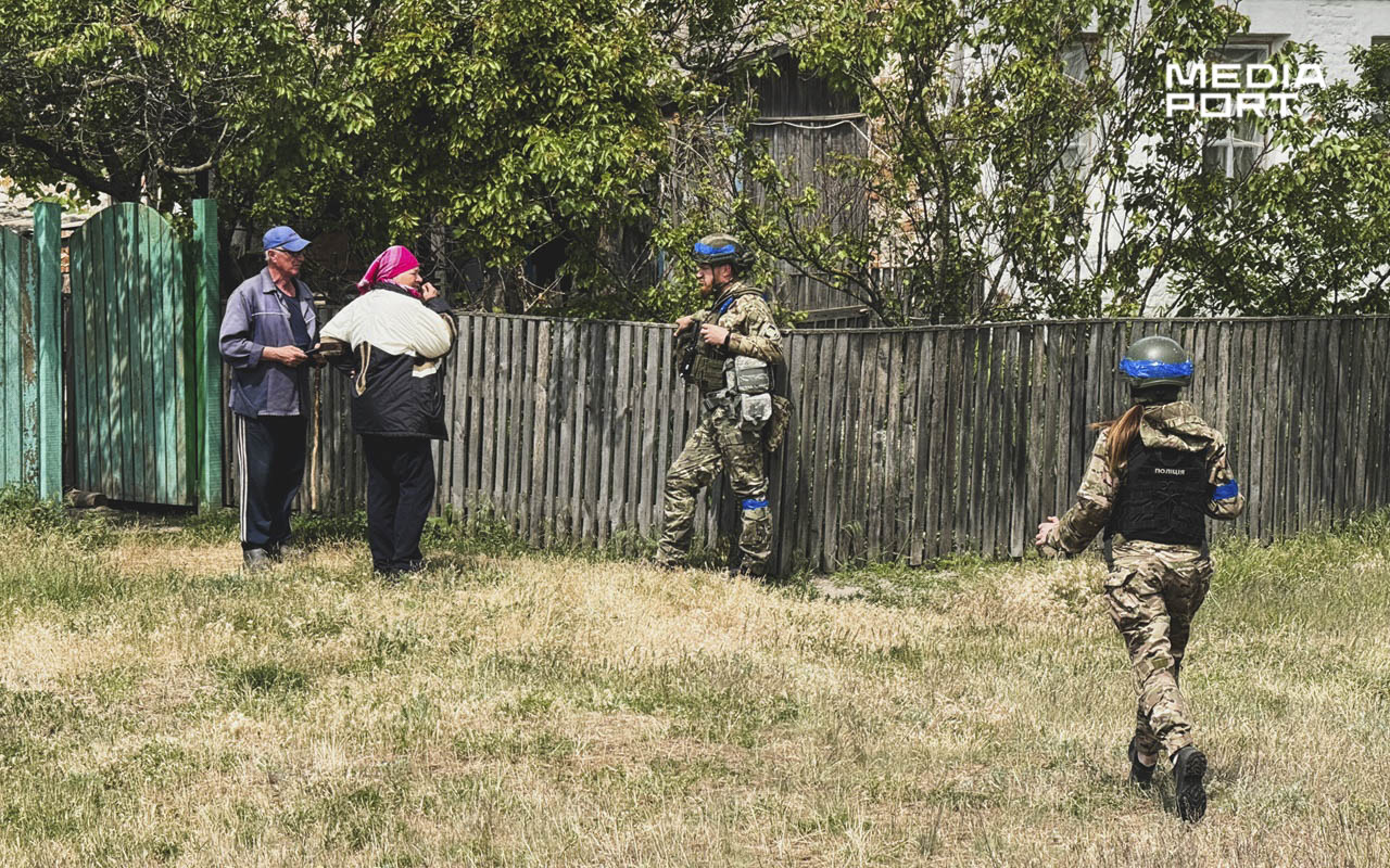 Поліцейські вмовляють людей у Вовчанській громаді евакуюватися з-під обстрілів, 20 травня. Фото Сашка Бринзи