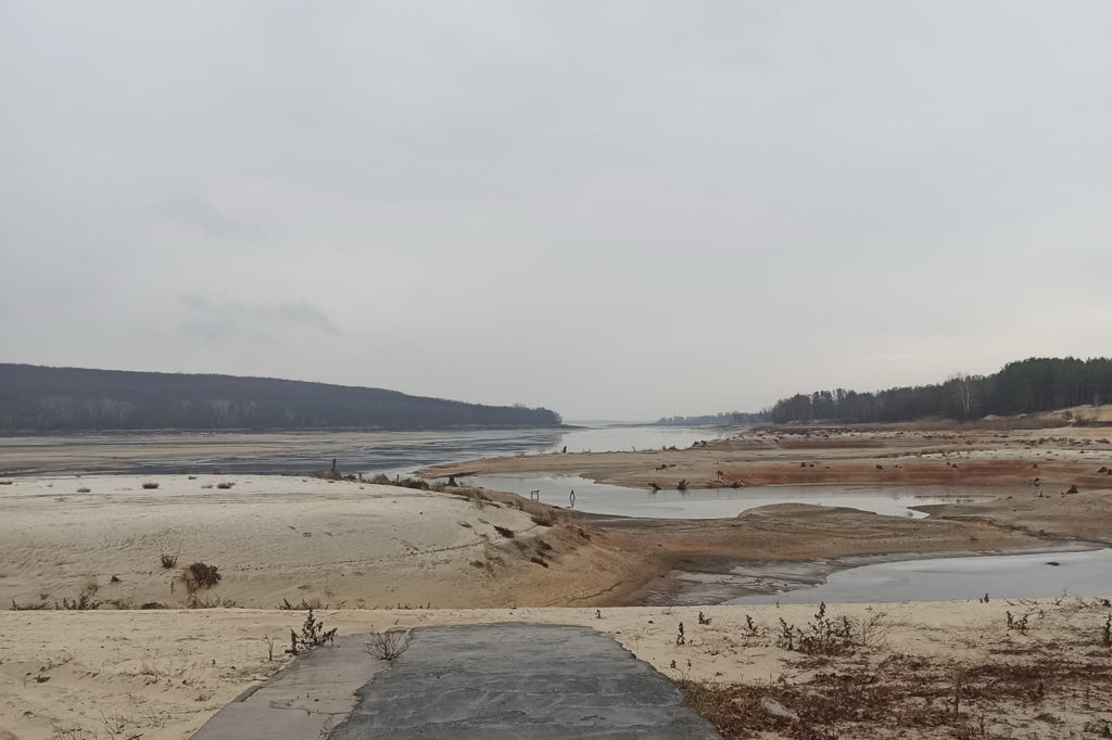 Оскільське водосховище обміліло внаслідок бойових дій. Джерело фото: city-izyum.pp.ua