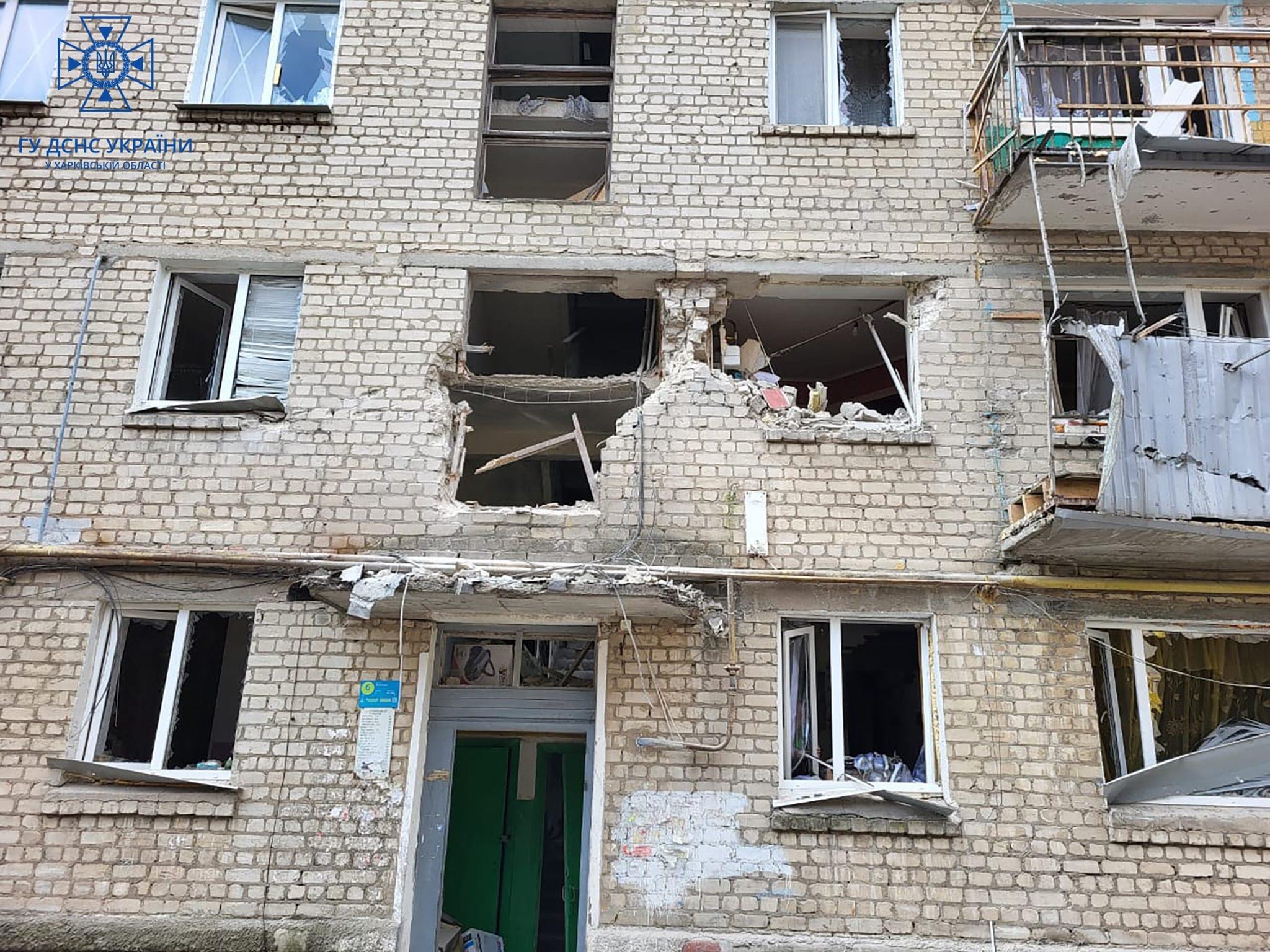 Російські снаряди влучили у 5-поверхівку в Куп'янську. Фото: ДСНС Харківщини