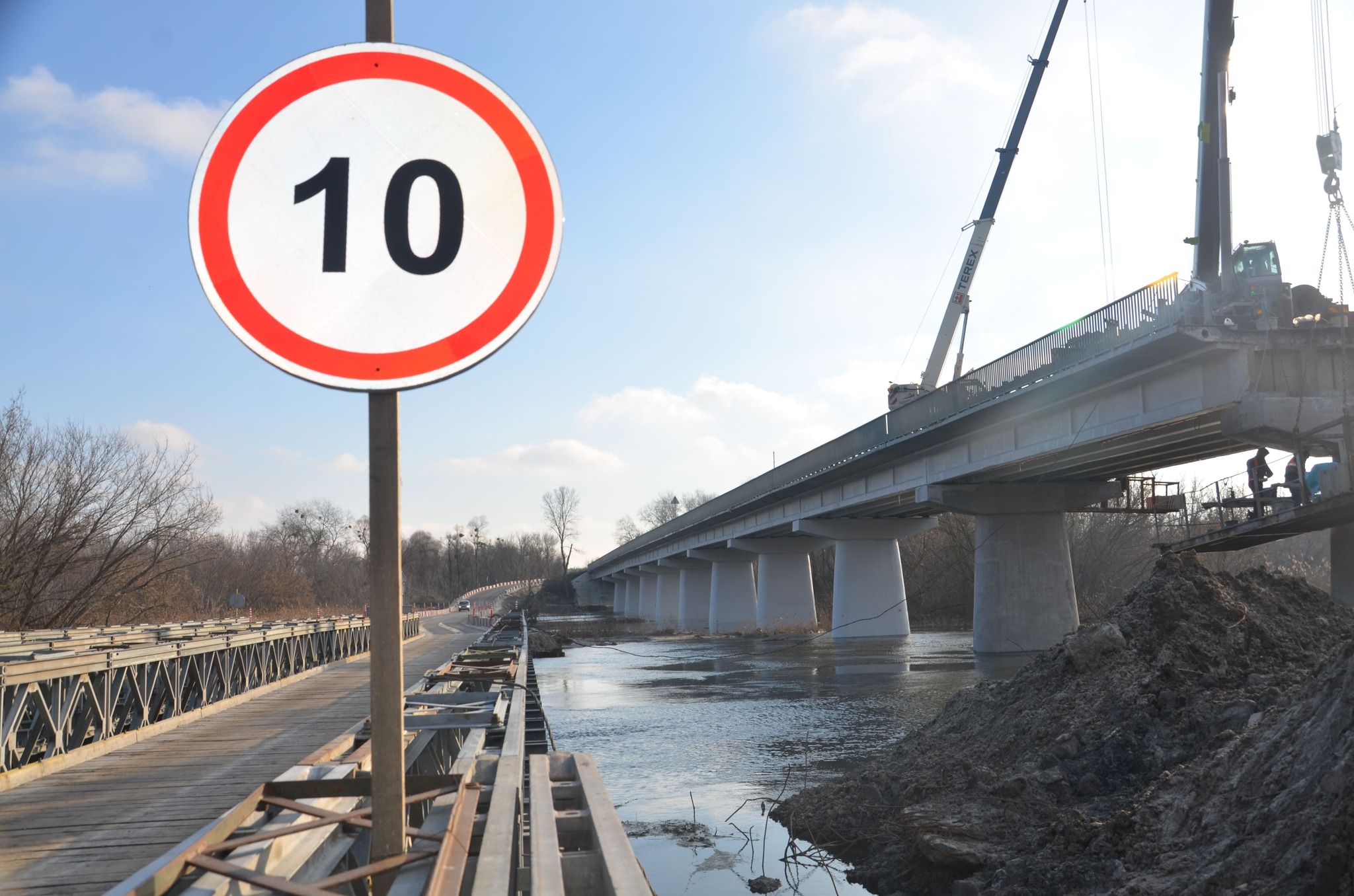 Як відбудовують зруйнований міст на трасі Харків — Гороховатка: фото ...