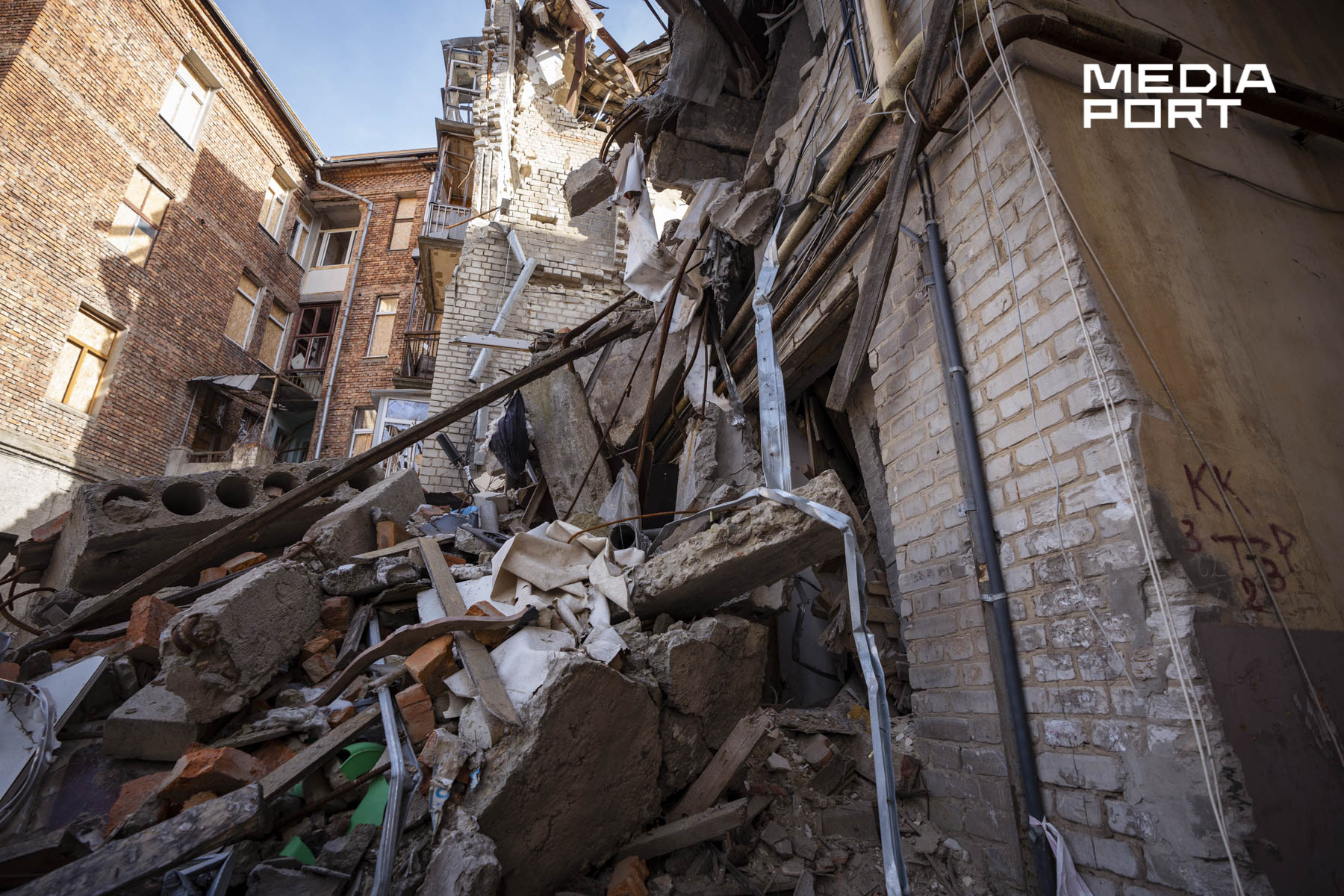 За словами мешканців, будинок з часом ще більше руйнується