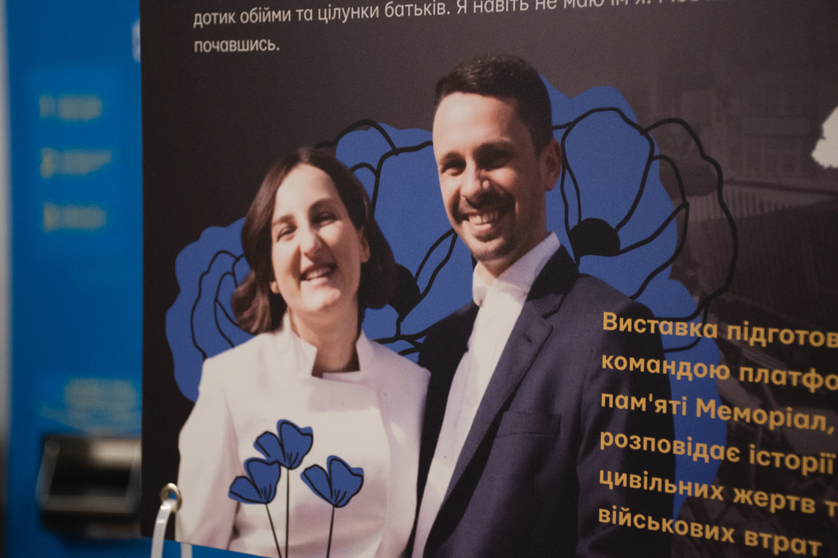 Дитина Богдана і Вікторії Замченків з Києва, фото яких є на виставці, не встигла народитися. Російський дрон влучив у будинок і забрав життя сім'ї