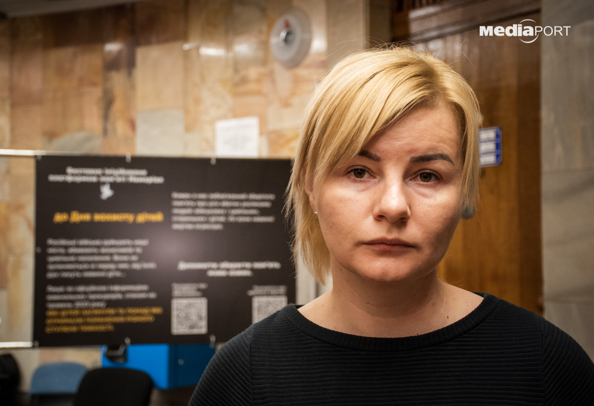 Журналістка Ганна Черненко допомагає в організації виставки Платформі «Меморіал» у Харкові