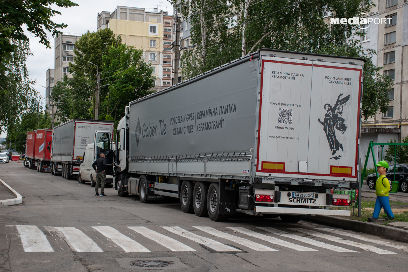 За словами Цибульник, до школи приходять люди різного віку — молодь, старші люди. Майже усі речі — нові. Деякі приходять до школи, щоб дізнатися потреби, купують і приходять знову. Свої товари привозять підприємці