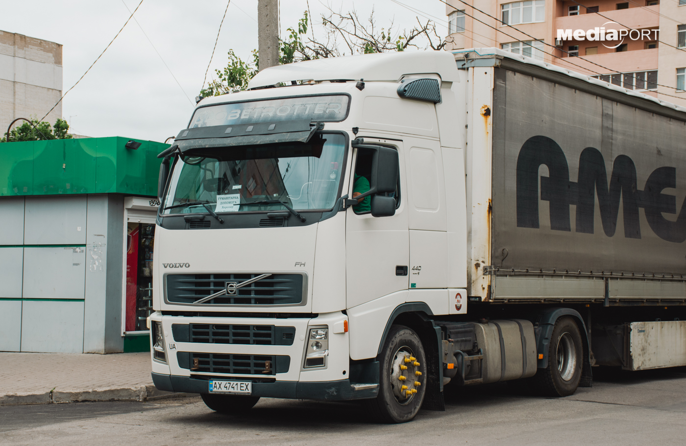 Крім питної води та продуктів, харків’яни передають херсонцям корми та переноски для тварин, засоби гігієни та дезінфекції, медикаменти, одяг
