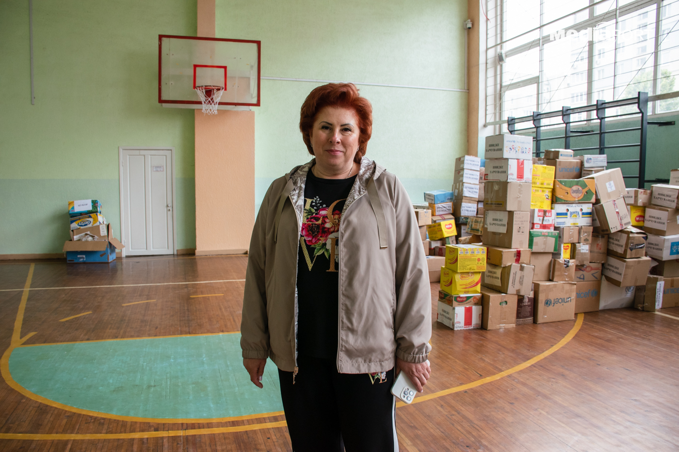 Тільки тут за цей час зібрали продуктів і речей на понад три фури, розповідає голова Адміністрації Новобаварського району Тетяна Цибульник: «Харків’яни незламні, попри такий скрутний час, коли ми потерпаємо від обстрілів, страшно, гучно, дуже багато відгукнулося харків’ян. Тільки наш районний гуманітарний штаб відправив 3,5 фури».