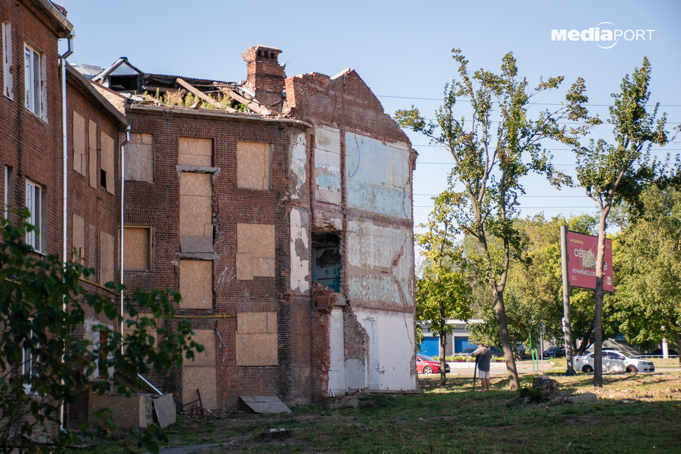 Після знищення гуртожитку і пошкодження сусідньої будівлі житла потребують близько 40 родин, розповів заступник голови адміністрації Салтівського району Сергій Посохов. За його словами, нині розробляють проєктно-кошторисну документацію щодо пошкодженої будівлі. Розглядається варіант реконструкції з надбудовою двох поверхів, щоб розселити тих, хто втратив житло