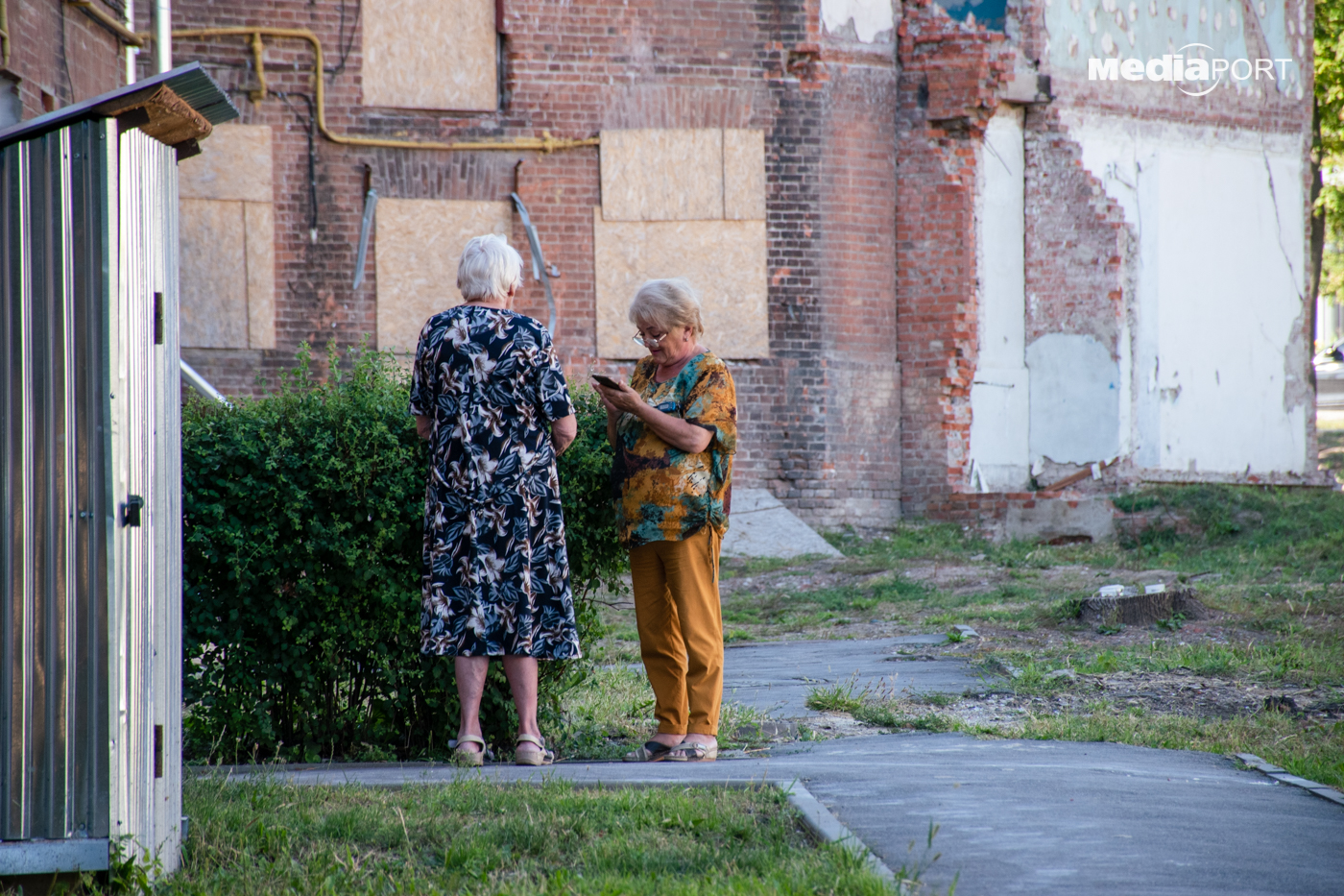 Мешканці пошкоджених під'їздів сподіваються на відновлення будинку