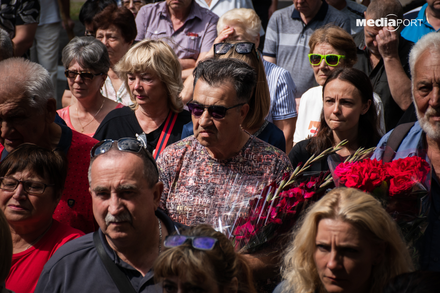На відкриття меморіальної дошки до школи прийшли вчителі, друзі, місцеві жителі, побратими