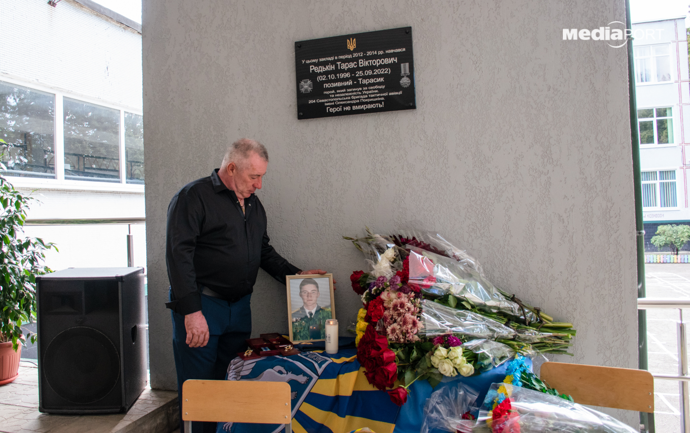 «Те, що ми зараз отримуємо західну допомогу, гуманітарну, багато людей відчувають, що це начебто «подачки», ні. Захід допомагає нам перемогти ворога і захистити цілісність як України, так і Європи. Військова техніка покращить, полегшить нашу ситуацію, і призведе до Перемоги», — певен Віктор Редькін.