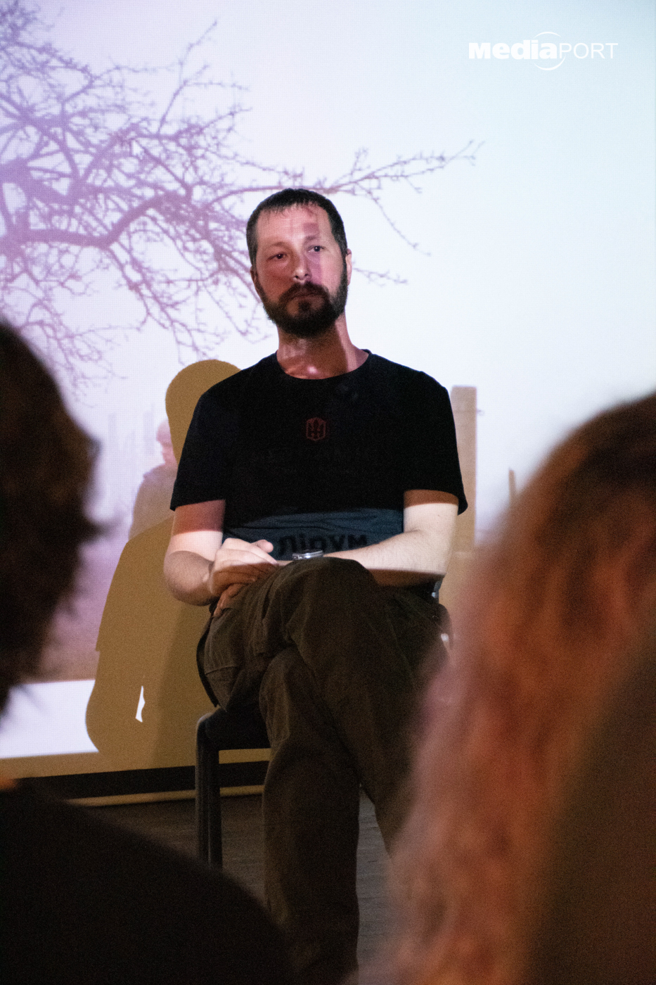 З тридцяти годин відео, знятого в Маріуполі протягом 20 днів облоги, у фільм увійшло 95 хвилин