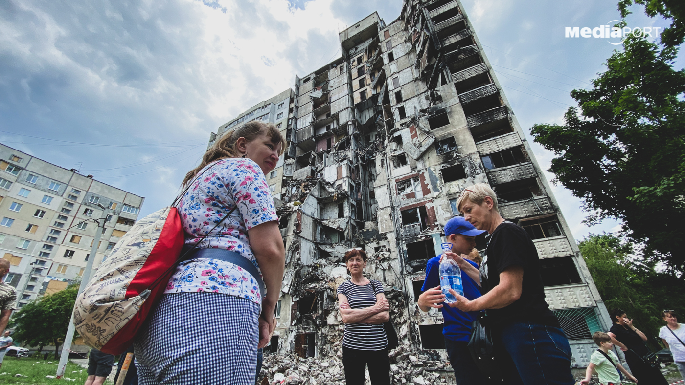 Люди нагадують журналістам, що їхній будинок став відомим на весь світ. Тут були делегації з різних країн, президент України, представники ООН та інших місій. «А про нас – тиша! Всі бомжують», – каже мешканка Північної Салтівки Олена Корнілова