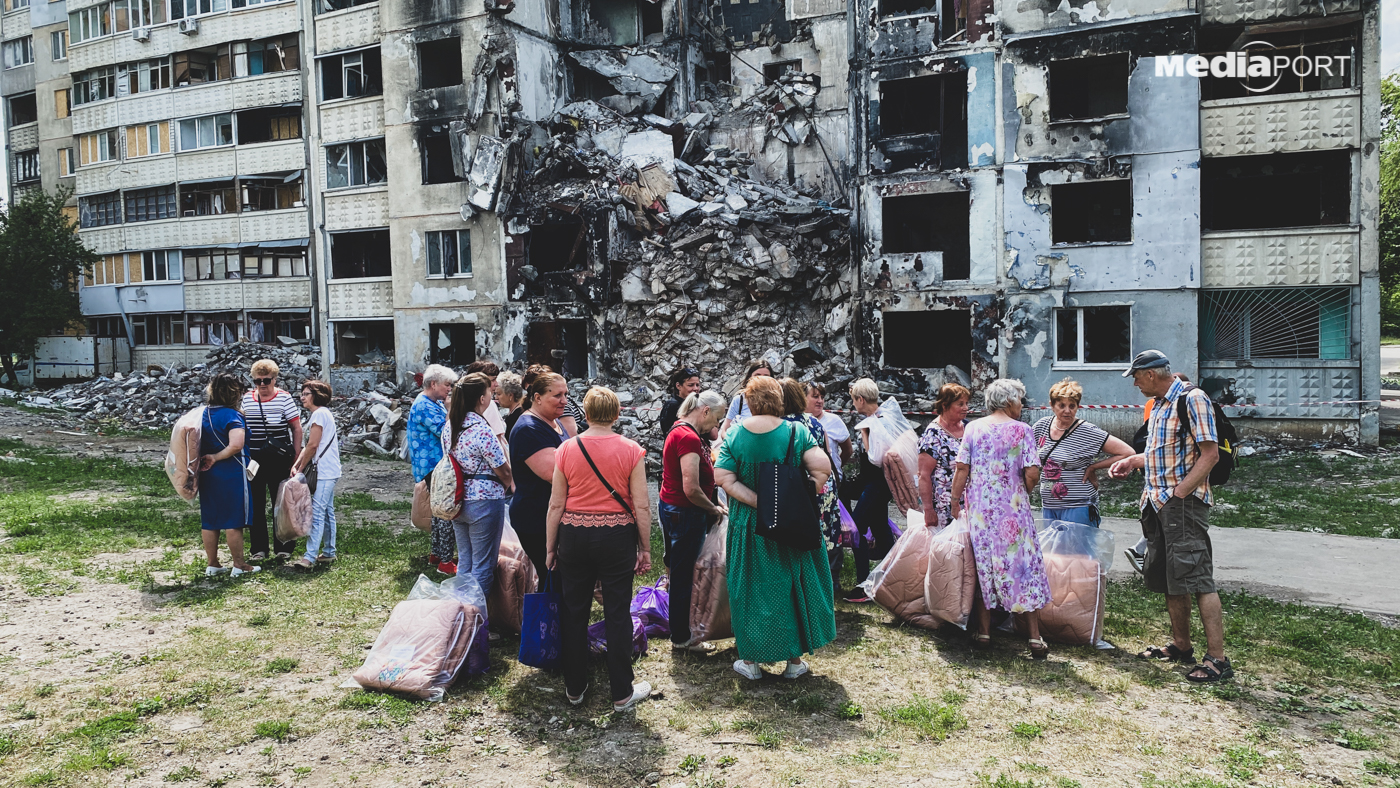 Коли російський агресор почав щільно обстрілювати Північну Салтівку, мешканці масово виїжджали з 16-поверхівки. Частина людей ховалася у підвалі