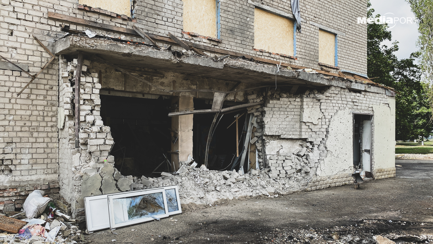 Прибирають уламки, закривають вікна дерев'яними плитами