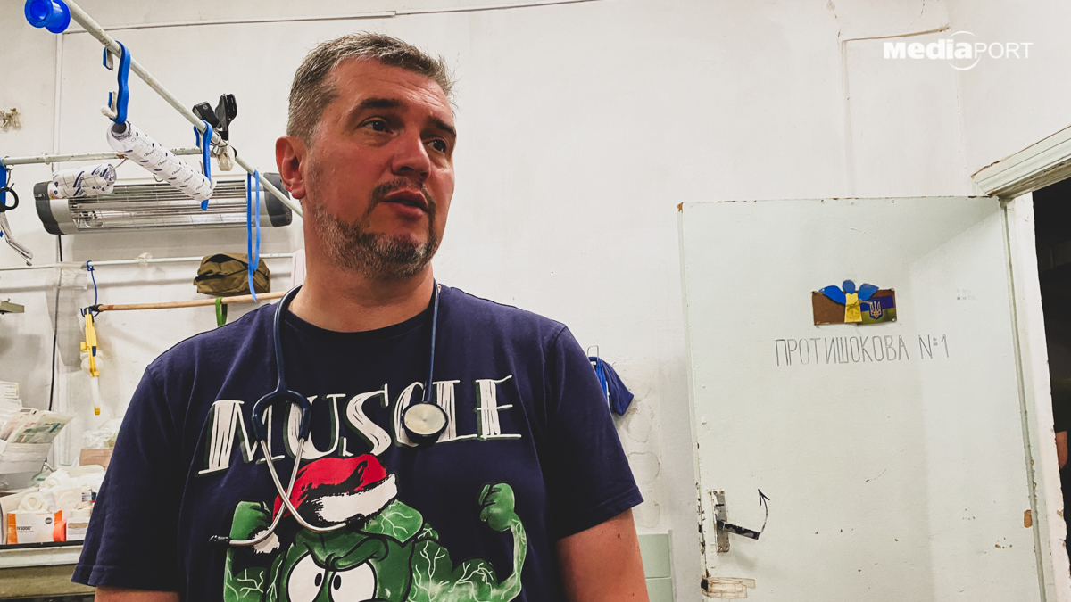 У стабпункті розповідають: якщо раніше до них привозили бійців здебільшого з мінно-вибуховими пораненнями, то зараз — з кульовими. Це свідчить про те, що бої стали ближніми