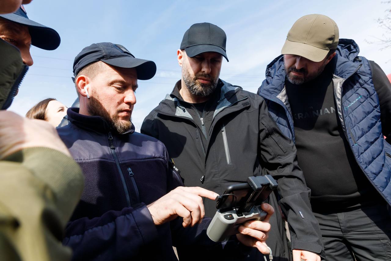 Ігор Овчарук показує, як розміновують територію Гракового. Фото Харківської ОВА