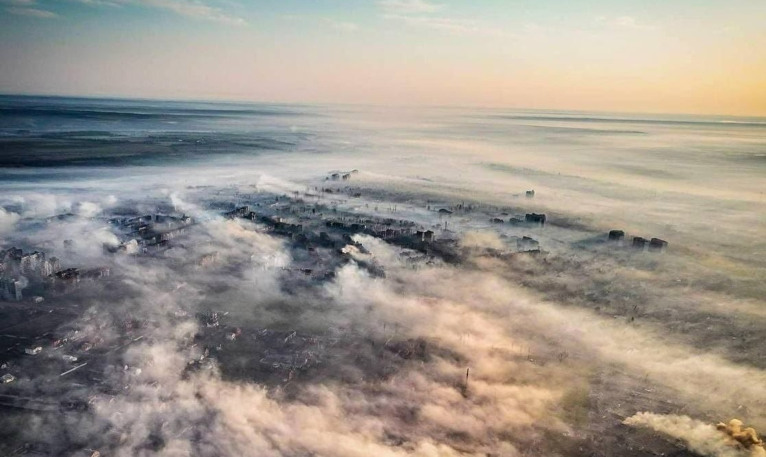 Бахмут в диму від пожеж, травень 2023. Фото: facebook.com/24th.brigade
