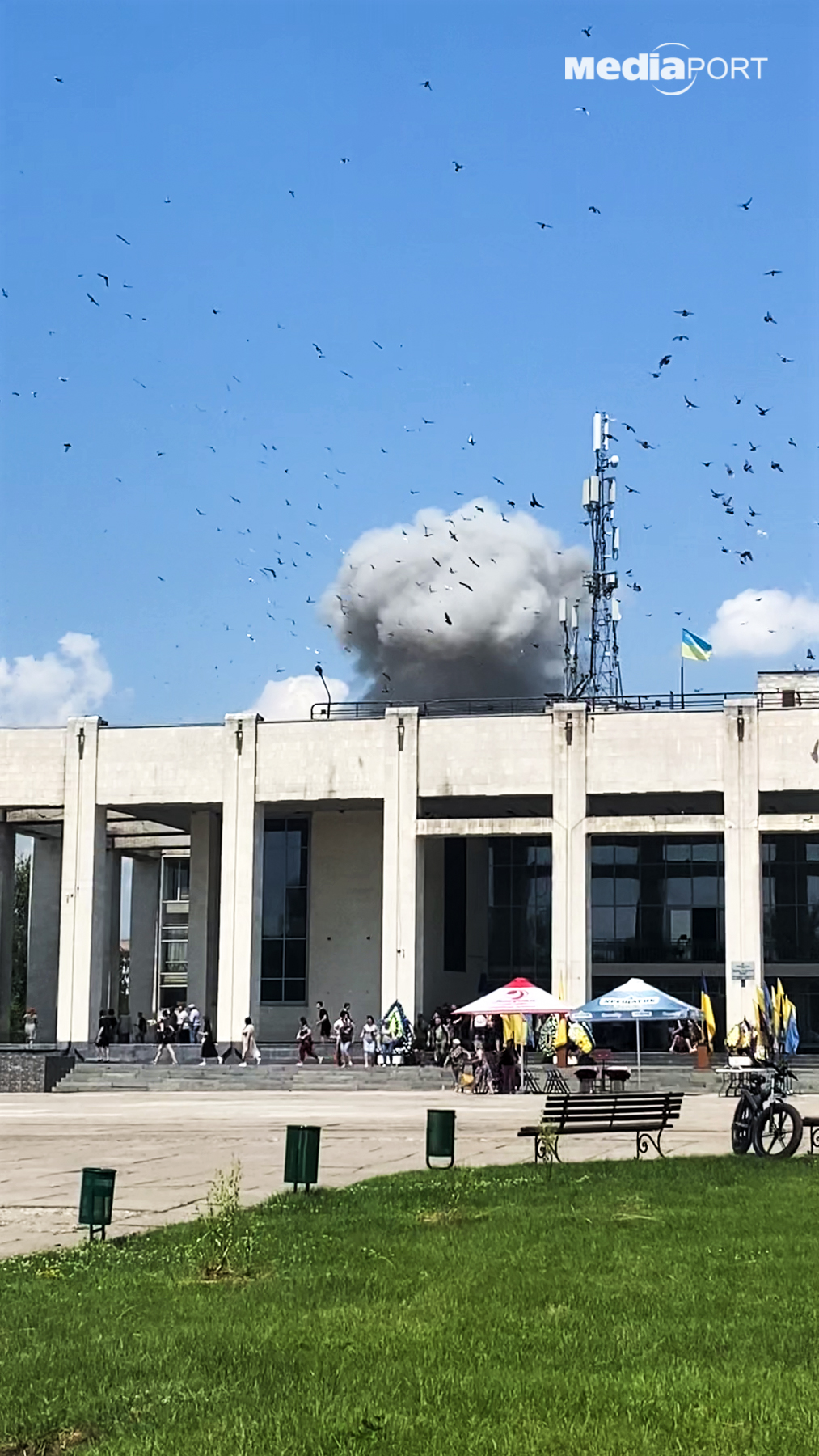 Ракета не долетіла до центрального майдану кілька сотень метрів. Здійнявся пил і дим