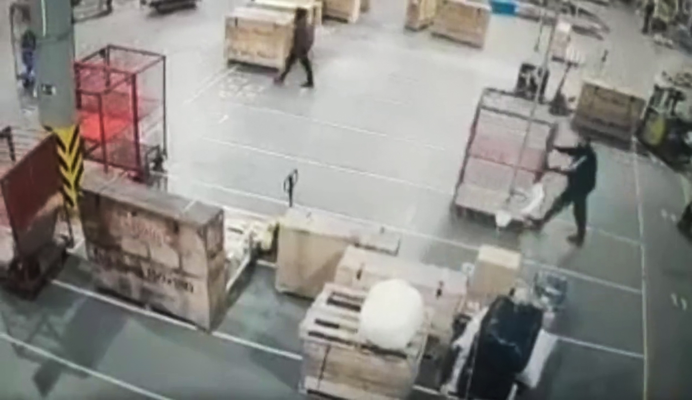 За секунду до удару. Скриншот відео з камери нагляду в терміналі