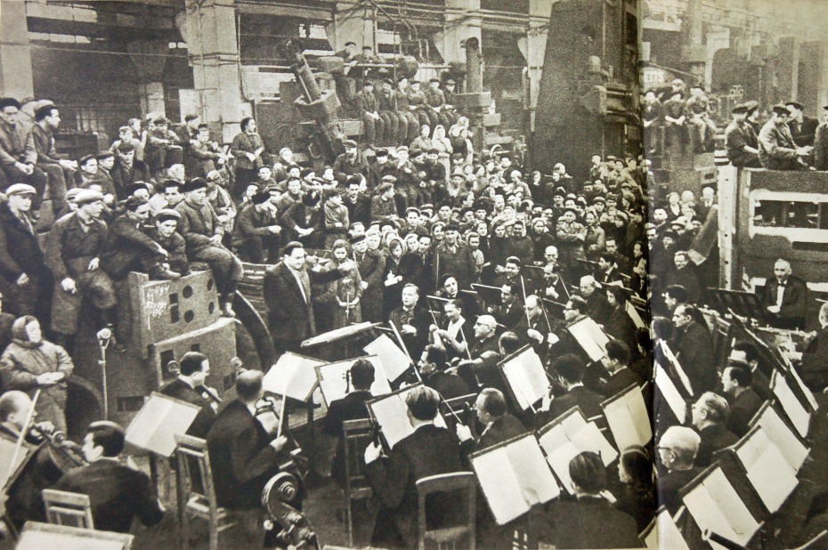 Оркестр Харьковской филармонии в цеху электромеханического завода