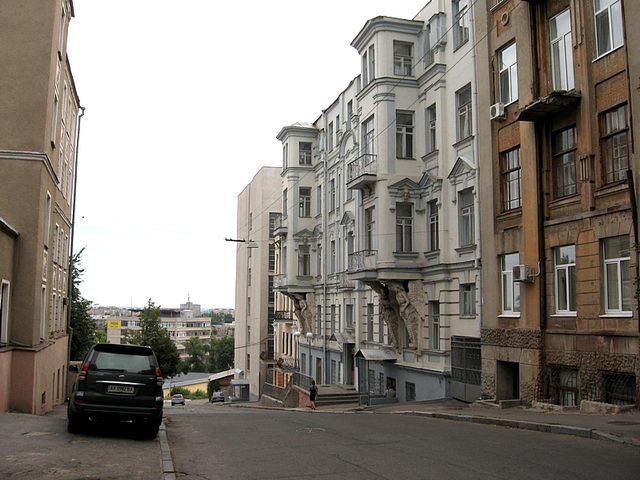 Тиха та затишна вул. Губернаторська в радянські часи отримала ім’я Революції. І недаремно!