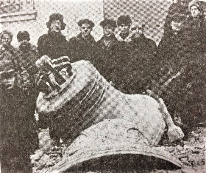 Початок 1930-го. З тільки-но закритої Вознесенської церкви знімають дзвони