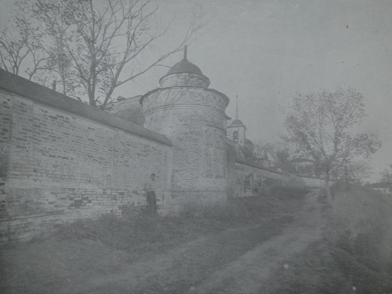 Міцні стіни не змогли захистити монастир від радянської влади. Фото з колекції Стефана Таранушенка. 1922 рік