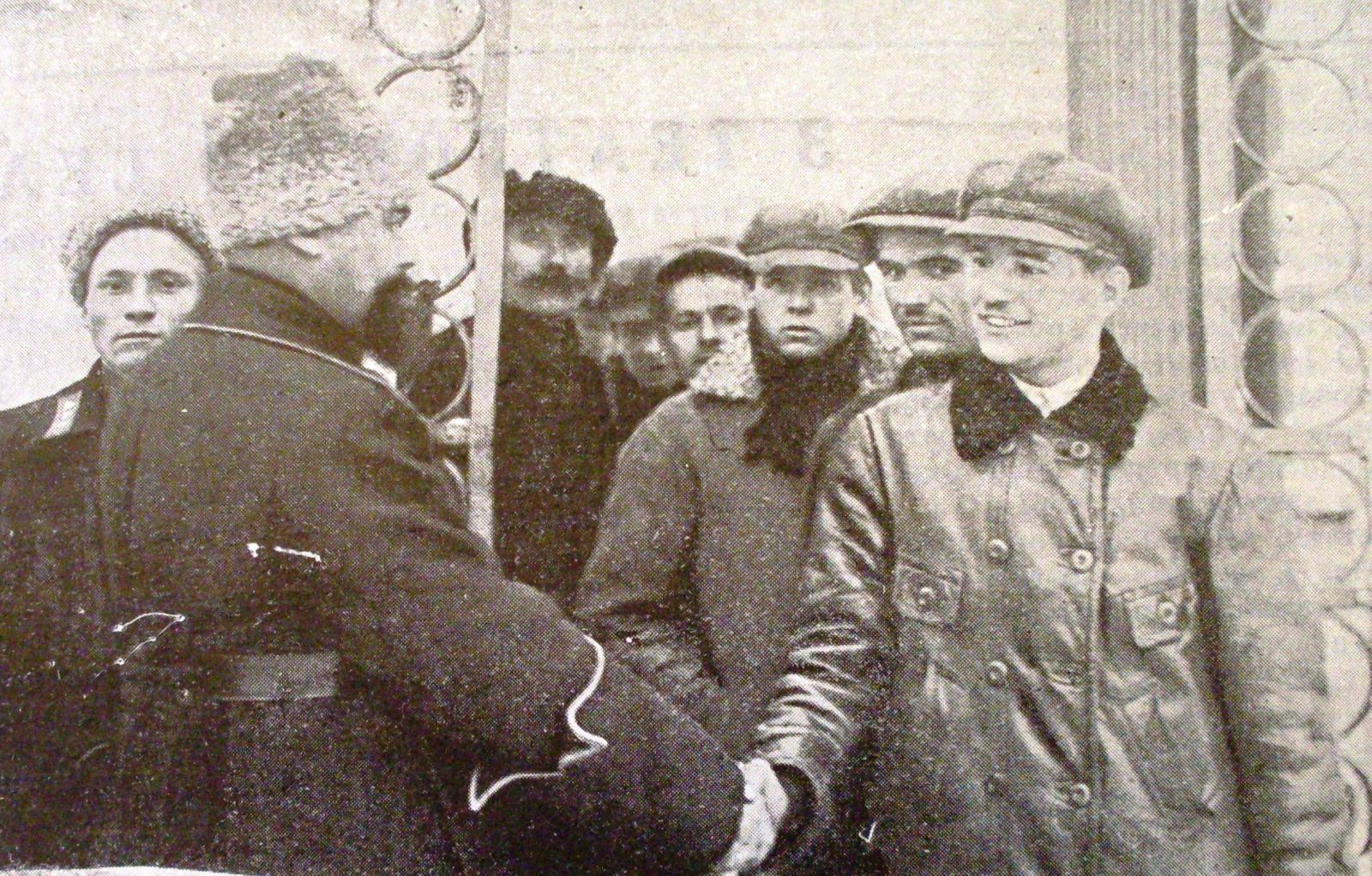 Постановочне фото 1927 року: начальник БУПРу бажає звільненим щасливого життя. Того самого БУПРу, де сиділи колишні бойскаути
