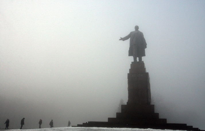 Ленин, окутанный туманом, на харьковской площади Свободы. 