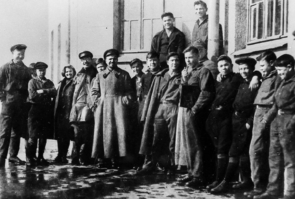 Комунари з вихователями. Поруч з Макаренком стоїть Іван Судаков (в шинелі) — начальник комуни у червні 1932-го — жовтні 1933-го, колишній комендант ДПУ УСРР, професійний виконавець смертних вироків