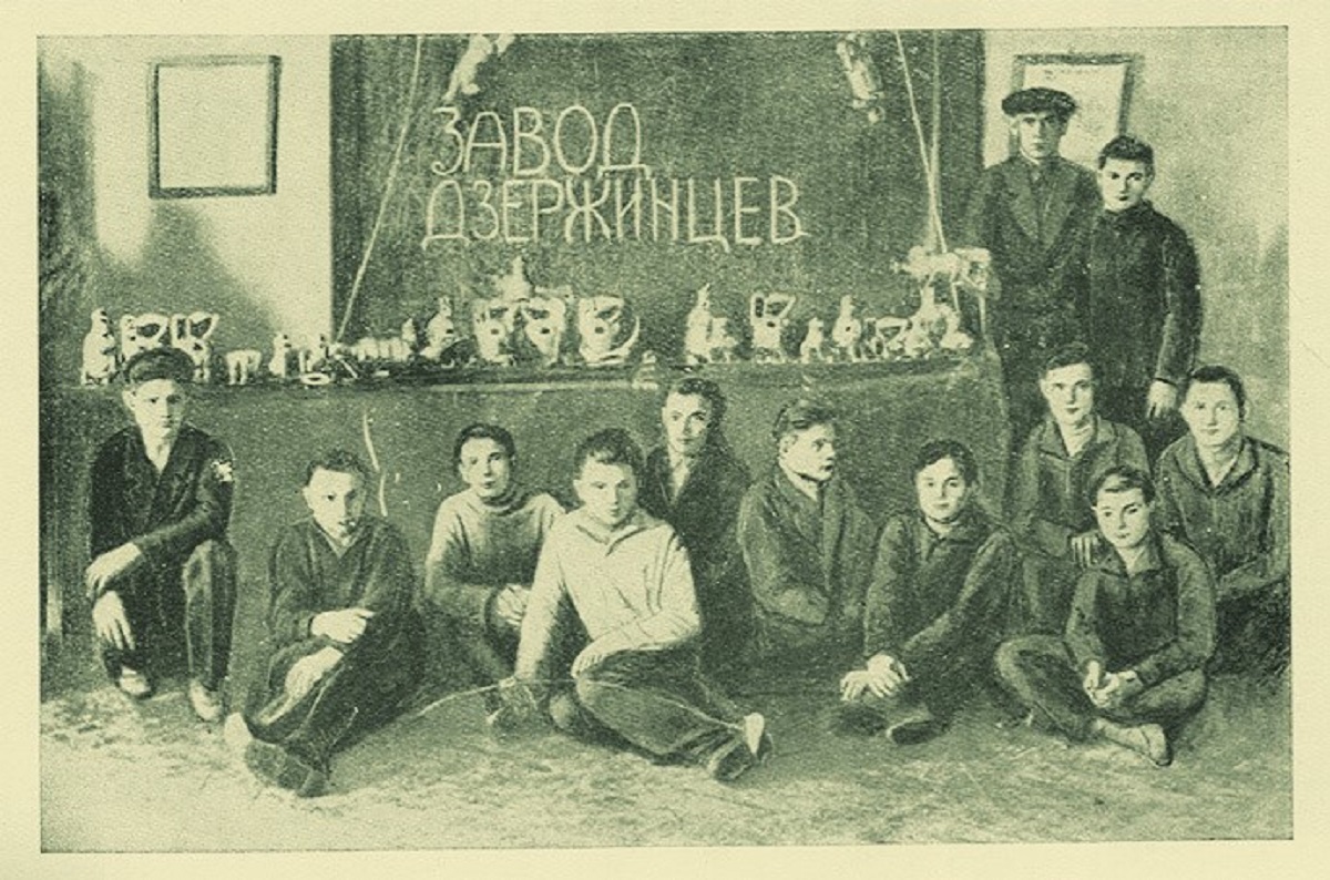 Комунари поруч зі своєю продукцією — свердлувальними машинками ФД-1. Джерело: forbes.net.ua