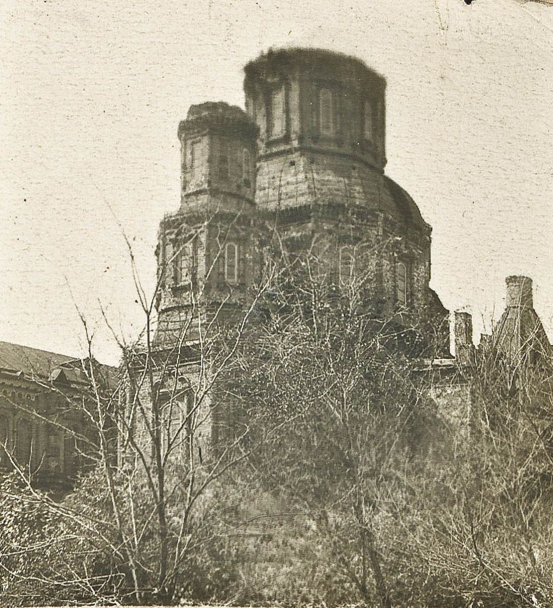 Ось у такому вигляді прийняв Покровський монастир о. Олександр наприкінці 1941-го. «Будівля доведена большевиками до загрозливого стану», — значиться в акті обстеження