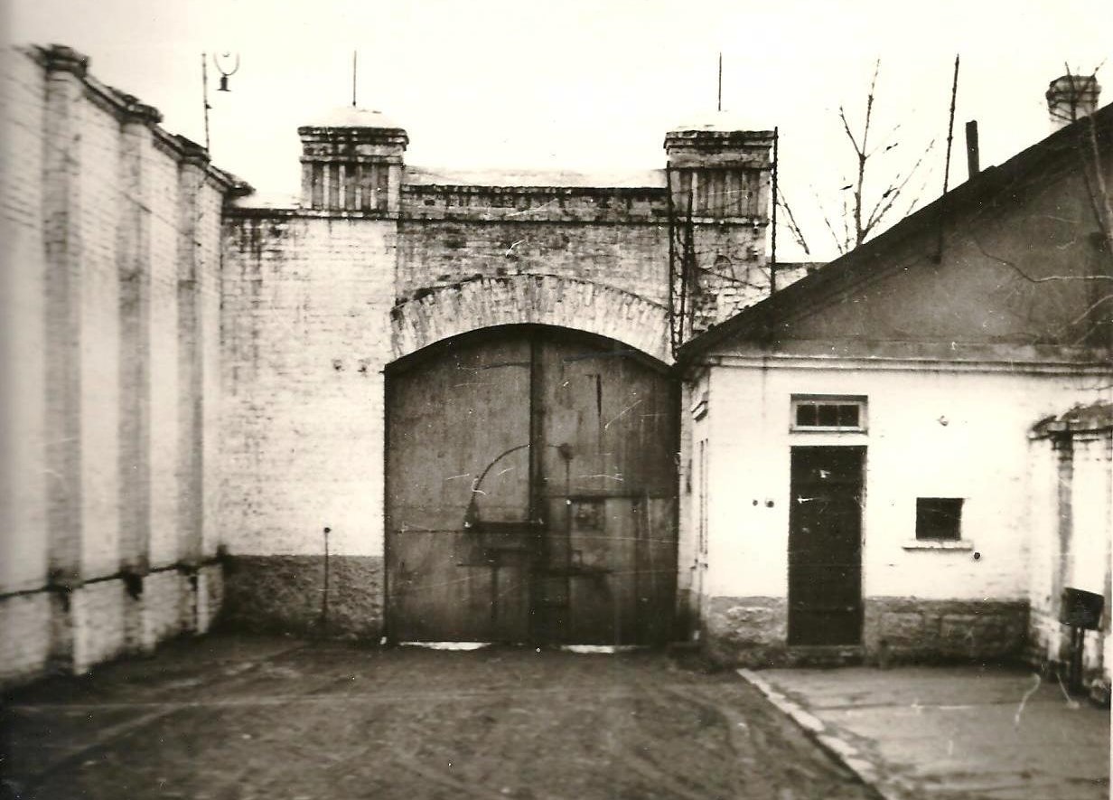 Головні ворота холодногірської каторжної тюрми (БУПР №1) з внутрішнього боку