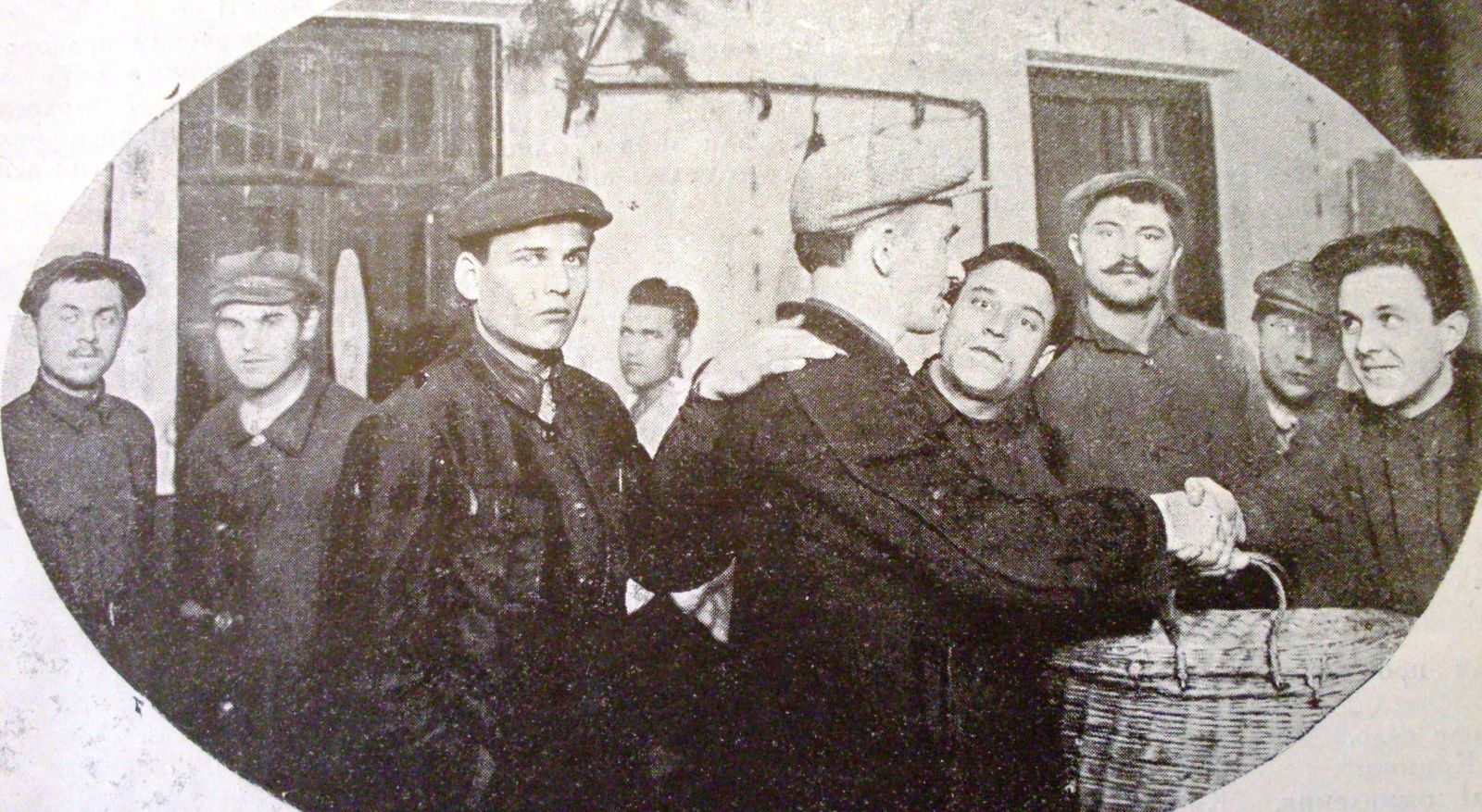 Явно постановочне фото 1927 року: «виправлені» правопорушники виходять на волю з 1-го БУПРу