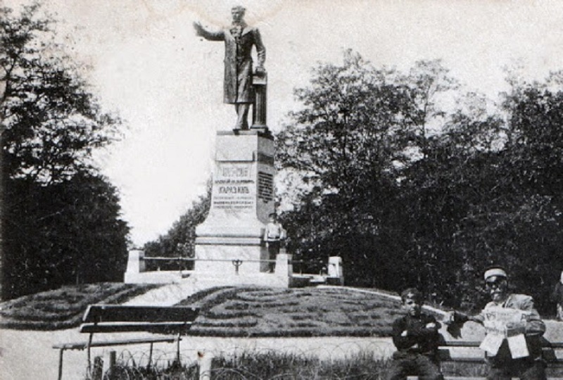 Пам’ятник Каразіну на місці, де пізніше стане Шевченко