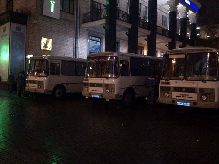Неподалёку от Майдана припарковались милицейские ПАЗики