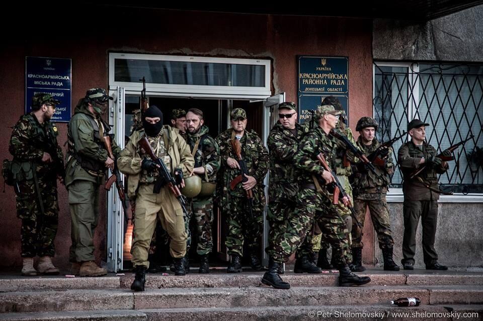 Вооружённые люди перед зданием Красноармейского горисполкома. Фото: Petr Shelomovskiy / shelomovskiy.com