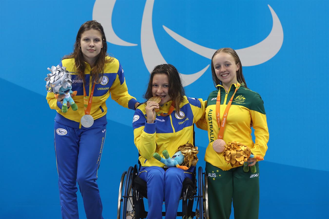 Елизавета Мерешко (в центре), Виктория Савцова (слева) и австралийка Тиффани Томас Кейн на пьедестале после заплыва на 50 м вольным стилем. Фото: rio2016.com