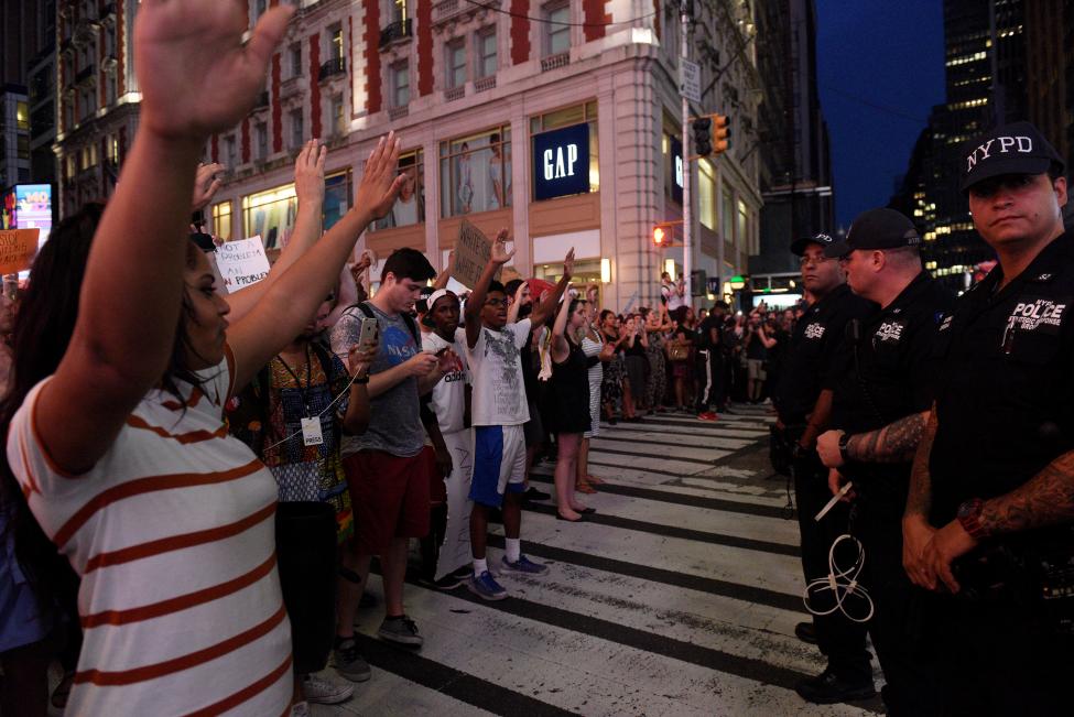 Акция протеста на Манхэттене в Нью-Йорке. Фото: REUTERS