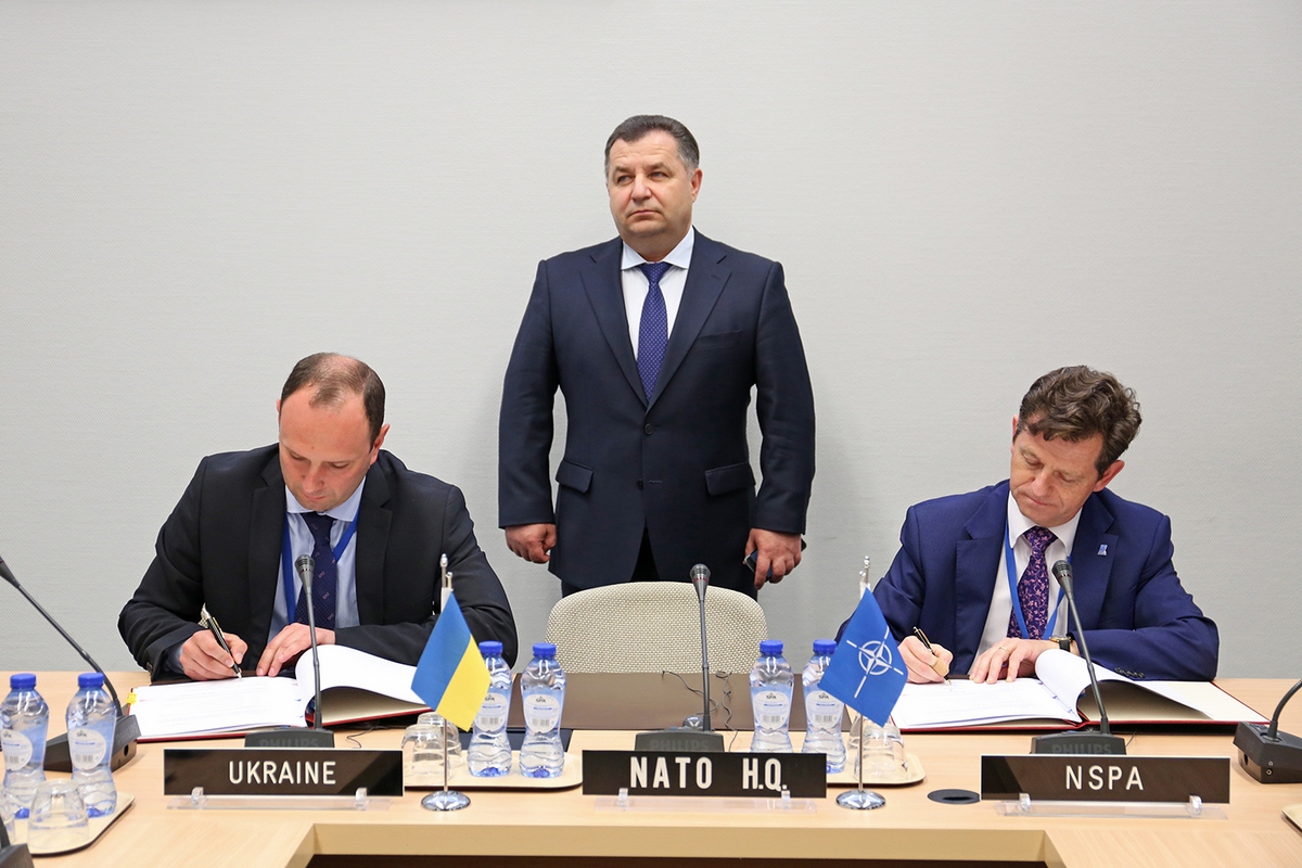 Степан Полторак — в центре. Фото: mil.gov.ua