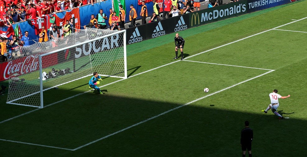 Крыховяк реализовал победный пенальти в ворота Швейцарии. Фото: uefa.com