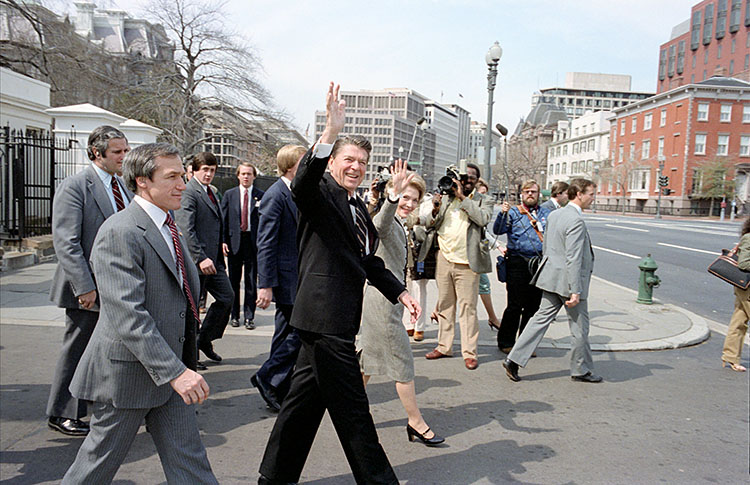 Президент США Рональд Рейгин 30 марта 1981 года, за несколько мгновений до покушения. Фото: reaganlibrary.archives.gov