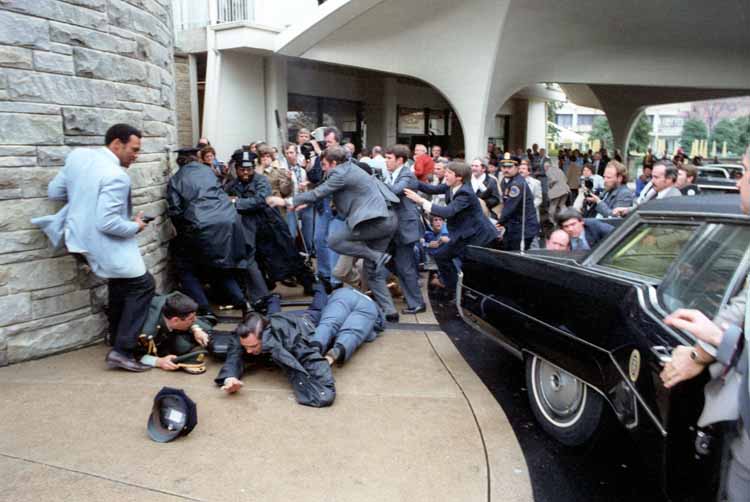 Хинкли успел сделать шесть выстрелов, прежде чем его прижали к стене и заблокировали полицейские и агенты Секретной службы. Фото: reaganlibrary.archives.gov