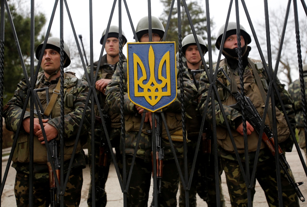 Украинских военных решили вывести из Крыма. Фото: АР