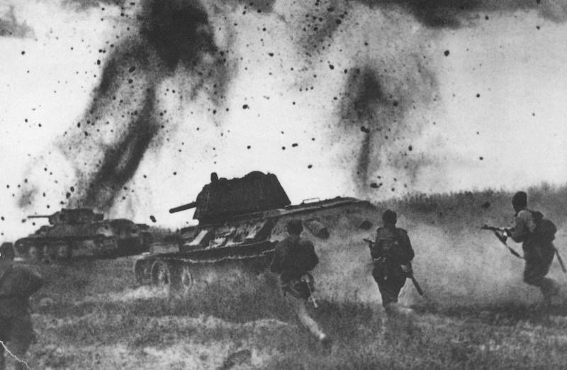 Атака танков Т-34-76, при поддержке пехоты. 1943 год