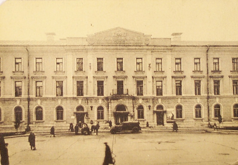 Будинок губвиконкому на Соборному (Радянському) майдані, куди звозили вилучене. Зруйнований у війну